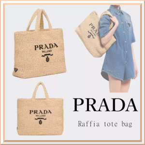 【PRADA】Paris Exclusive! Not in stock in Japan! A very popular raffia tote bag for a summery mood